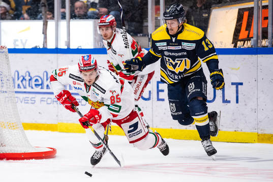 s Oscar Sundh i kamp om pucken