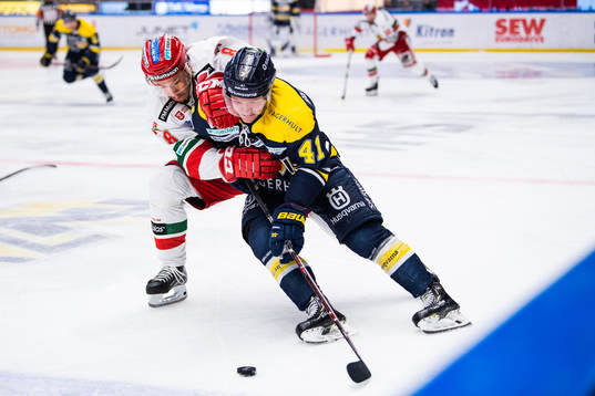 s Johan Johnsson i kamp om pucken