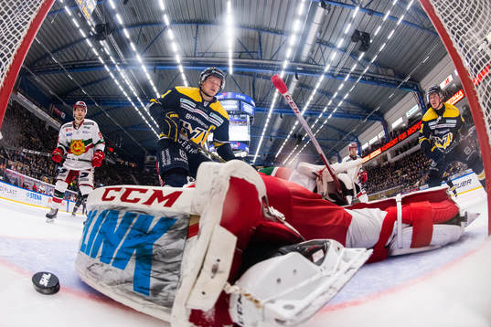 s Simon Önerud ser pucken gå in bakom Moras målvakt Isak
