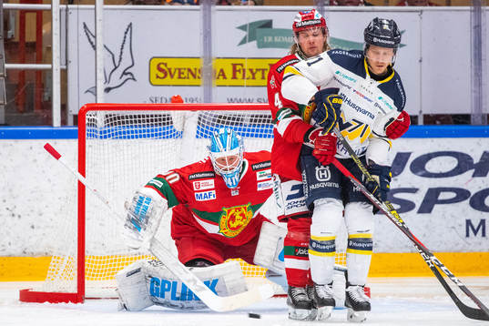 s Simon Önerud och målvakt Victor Östman