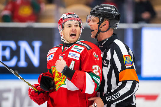 Moras Matt Bailey och domare Mikael Nord