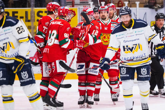 Moras Michael Keränen jublar med lagkamrater