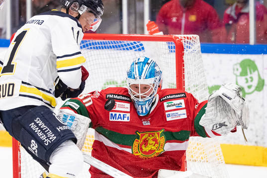 s Simon Önerud och Moras målvakt Janne Juvonen