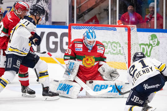 s Simon Önerud och HV71:s Mattias Tedenby och Moras Adam