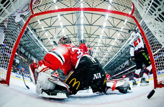 Malmö Redhawks Max Görtz gör 0-1 på Örebros målvakt