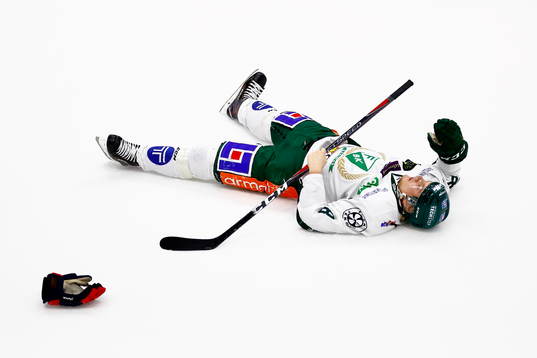 Färjestads Axel Ottosson till synes medvetslös