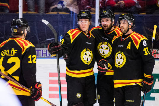 Brynäs Jesper Boqvist jublar med lagkamrater