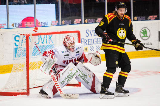 Timrås målvakt Niklas Svedberg och Brynäs Ludvig Nilsson