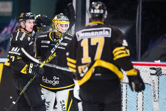 s målvakt Erik Källgren jublar med lagkamrater