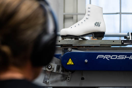 Stefan Axelsson slipar en konståkningsskridsko