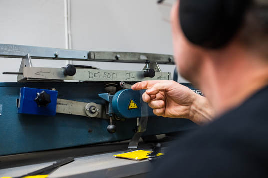 Stefan Axelsson med en slipmaskin för skridskor