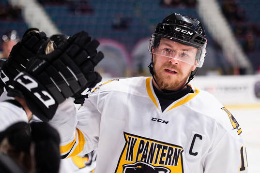 Panterns Nicklas Jadeland jublar med lagkamrater