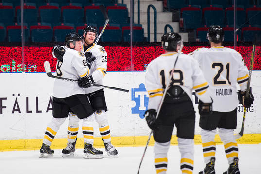 Panterns Martin Janohls jublar med lagkamrater