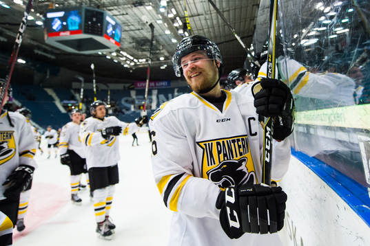 Panterns Nicklas Jadeland jublar