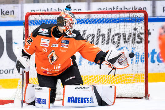 Karlskronas målvakt Arvid Holm räddar