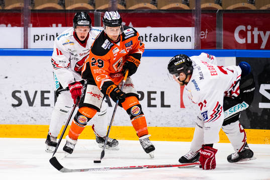 Vita Hästens Simon Krekula och Kevin Elgestål i kamp om