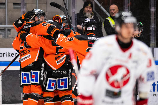 Karlskronas Matt Carey jublar med lagkamrater