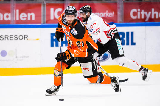 Karlskronas Daniel Norbe driver pucken