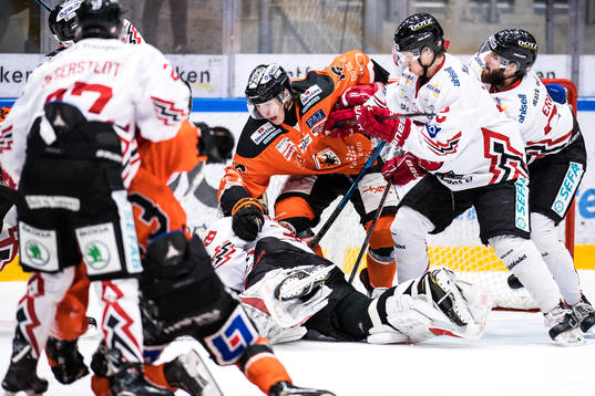 stökigt runt Vita Hästens målvakt Viktor Kokman