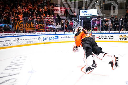 Karlskronas målvakt Arvid Holm kastar sig mot supportrarna