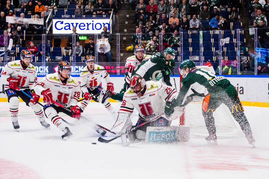 Rörigt framför Örebros målvakt Stefan Steen