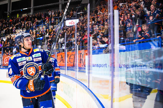 Växjös Peter Andersson jublar mot supportrar