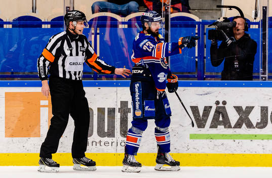 Domare Morgan Johansson ser när Växjös Roman Horak jublar