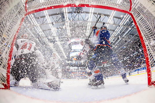 Växjös Roman Horak oroar vid Malmö Redhawks mål