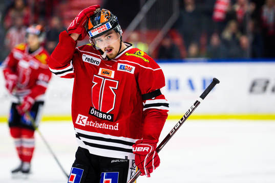 Örebros Marcus Björk med ett sorgeband för att hedra