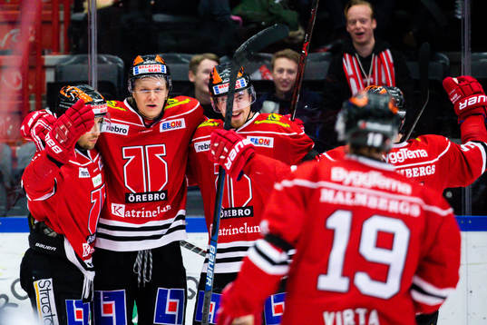 Örebros Rodrigo Abols jublar med lagkamrater