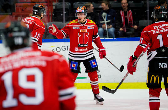Örebros Rodrigo Abols jublar med Marcus Björk vid 2-1
