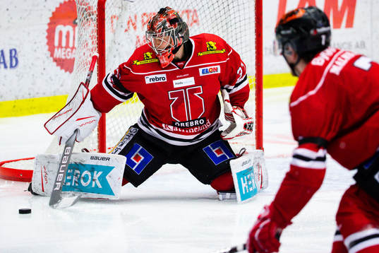 Örebros målvakt Eero Kilpeläinen räddar