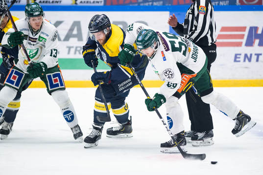 s Joakim Andersson och Färjestads Linus Johansson i kamp