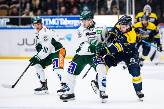 s Mattias Tedenby i kamp om pucken