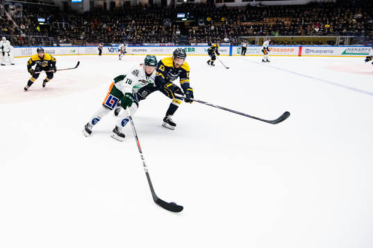 s Oscar Sundh i kamp om pucken