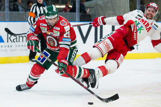 Frölundas Joel Lundqvist vinner pucken