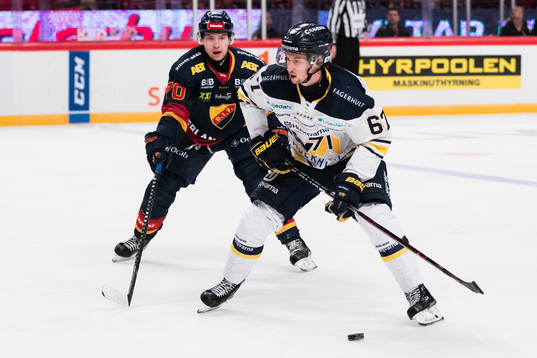 s Christoffer Törngren uppvaktas av Djurgårdens Marcus