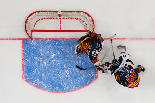 s Markus Ljungh utmanar Djurgårdens målvakt Adam