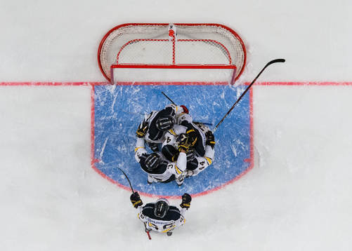 s målvakt Jonas Gunnarsson  jublar