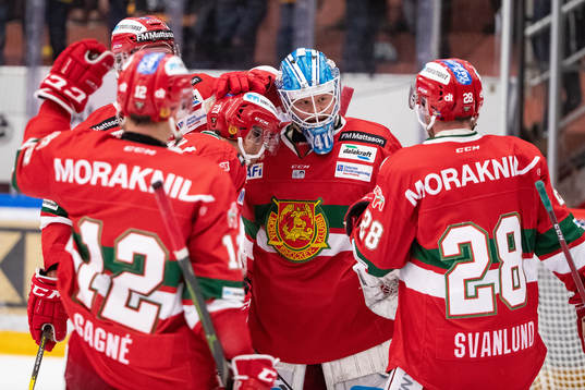 Moras målvakt Janne Juvonen jublar