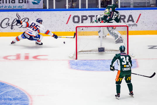 Färjestads målvakt Markus Svensson i en kamp med Växjös