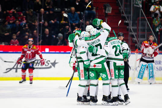 Rögles Jesper Williamsson jublar med lagkamrater