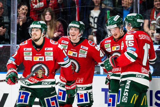 Frölundas Joel Mustonen jublar med lagkamrater