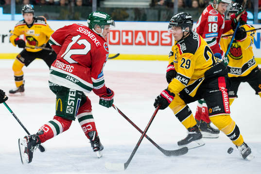 Frölundas Max Friberg skjuter pucken som blir till assist
