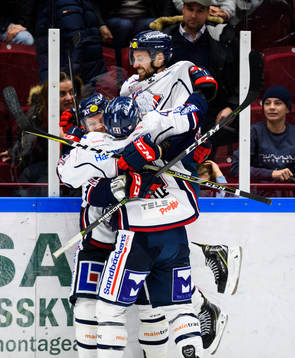 Linköpings Andrew Gordon jublar med Broc Little och James