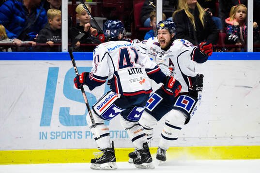 Linköpings Andrew Gordon jublar med Broc Little