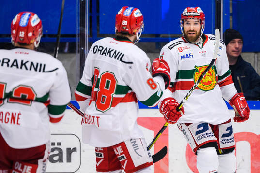 Moras Andrew Rowe jublar med lagkamrater