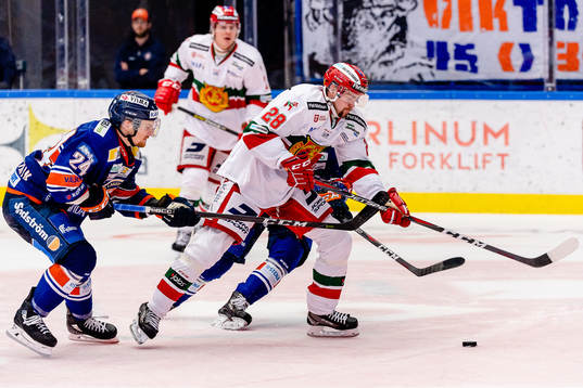 Moras Oskar Svanlund jagas av Växjös Brendan Shinnimin