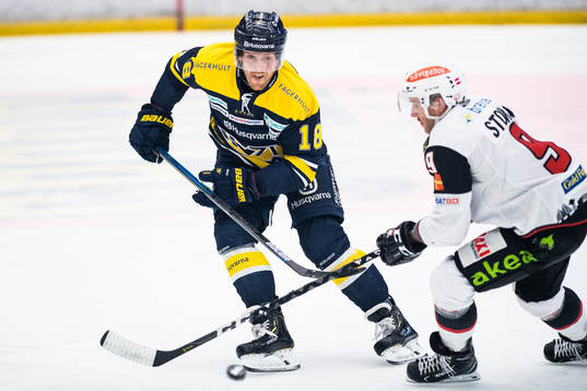 s Joakim Andersson och Malmö Redhawks Frederik Storm i