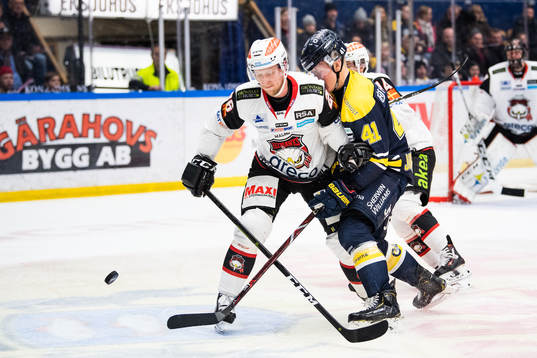 s Johan Johnsson i kamp om pucken